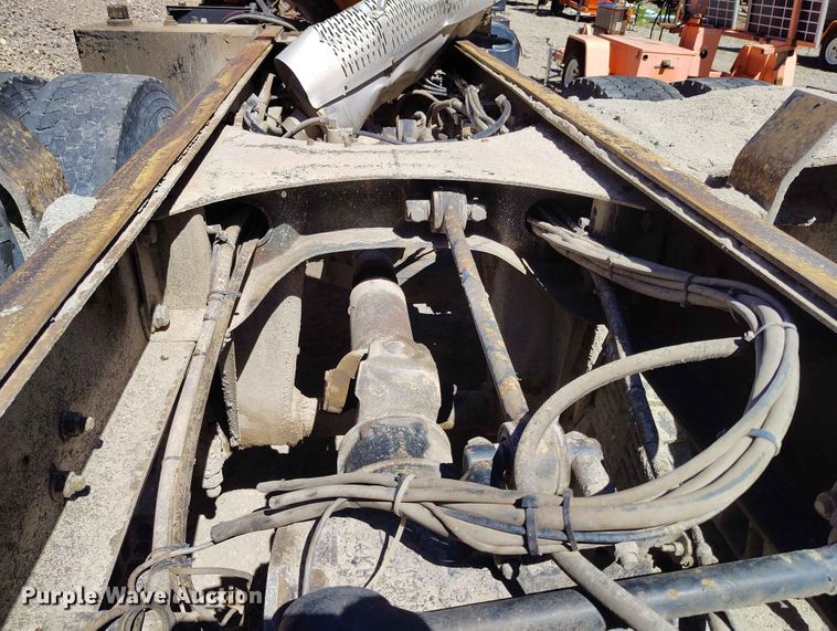 image for item ED0146 1999 Mack RD6 truck cab and chassis
