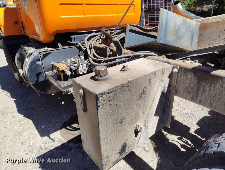image for item ED0146 1999 Mack RD6 truck cab and chassis