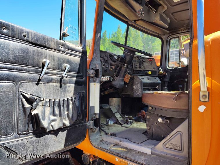 image for item ED0146 1999 Mack RD6 truck cab and chassis