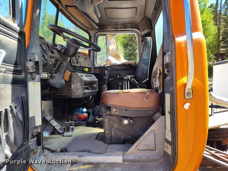 image for item ED0146 1999 Mack RD6 truck cab and chassis