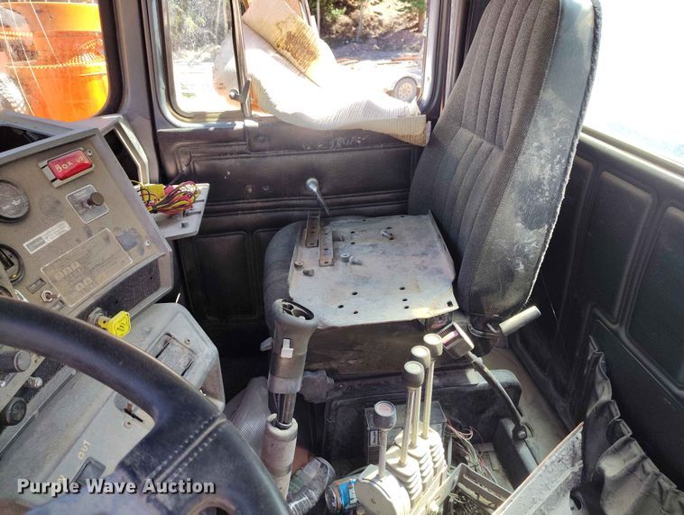image for item ED0146 1999 Mack RD6 truck cab and chassis