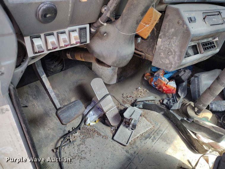 image for item ED0146 1999 Mack RD6 truck cab and chassis