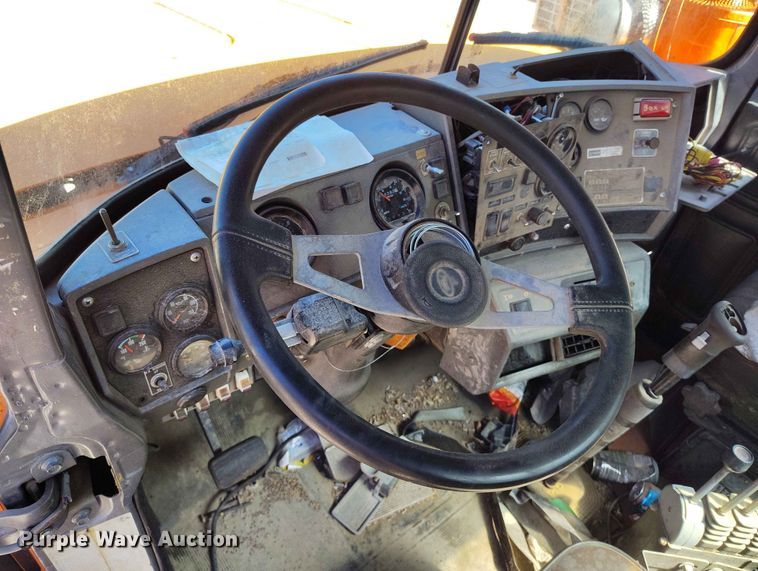 image for item ED0146 1999 Mack RD6 truck cab and chassis