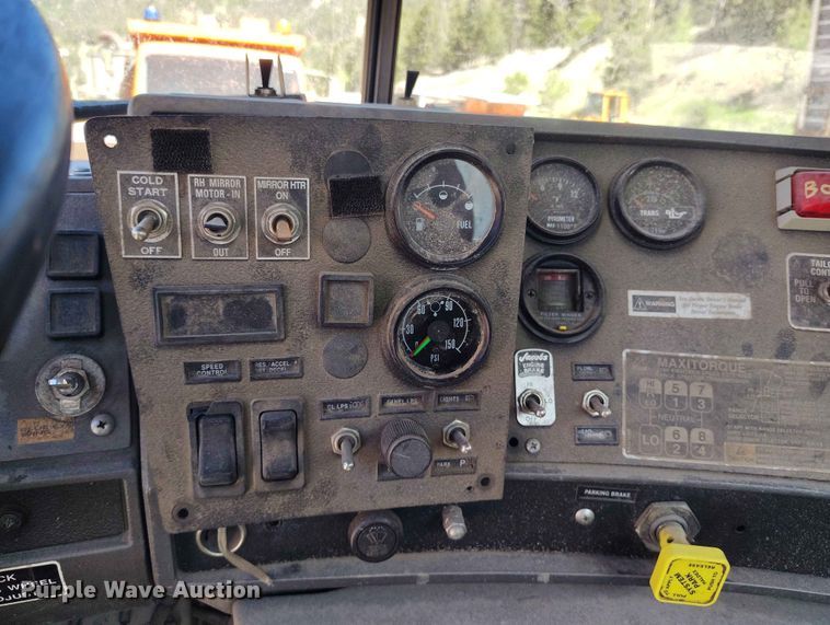 image for item ED0146 1999 Mack RD6 truck cab and chassis
