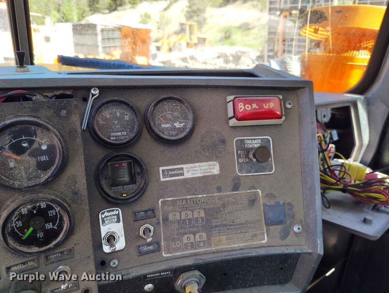 image for item ED0146 1999 Mack RD6 truck cab and chassis