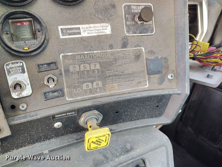 image for item ED0146 1999 Mack RD6 truck cab and chassis