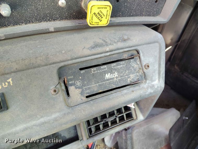 image for item ED0146 1999 Mack RD6 truck cab and chassis