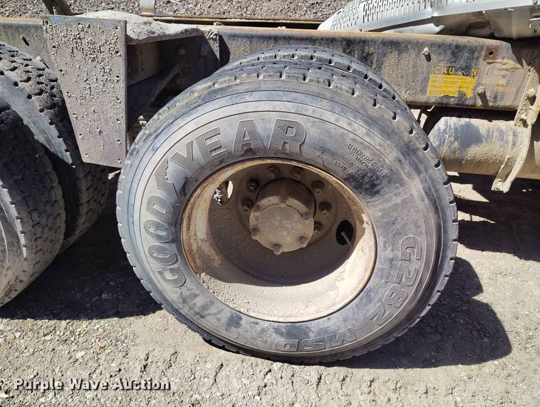 image for item ED0146 1999 Mack RD6 truck cab and chassis