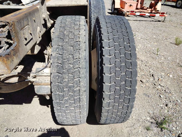 image for item ED0146 1999 Mack RD6 truck cab and chassis