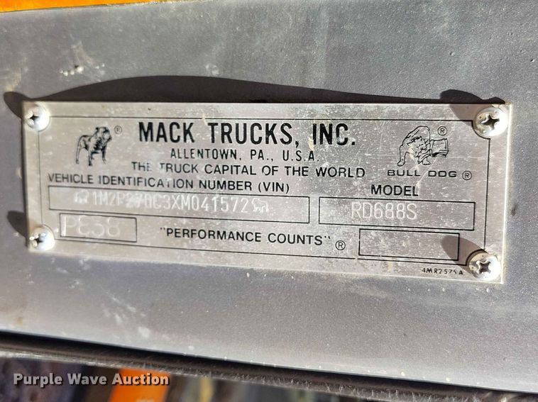 image for item ED0146 1999 Mack RD6 truck cab and chassis