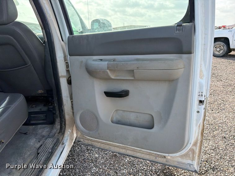 image for item ED5349 2007 Chevrolet Silverado 2500HD Crew Cab pickup truck