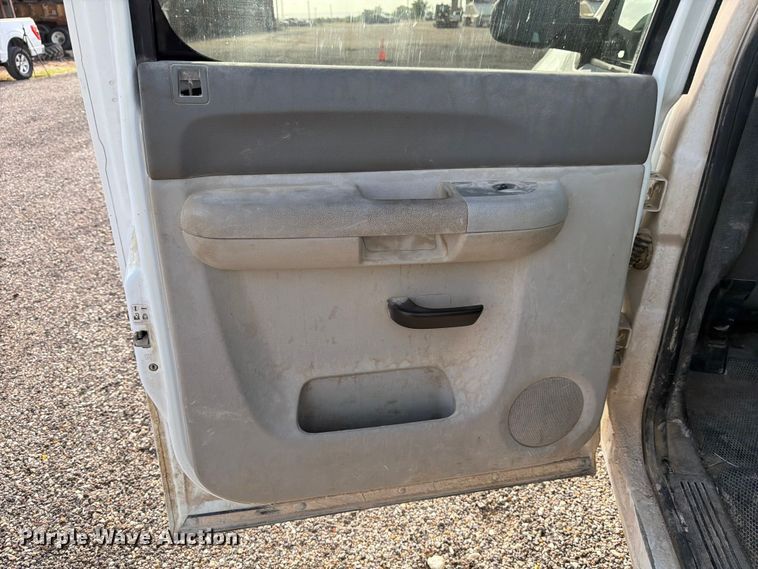 image for item ED5349 2007 Chevrolet Silverado 2500HD Crew Cab pickup truck