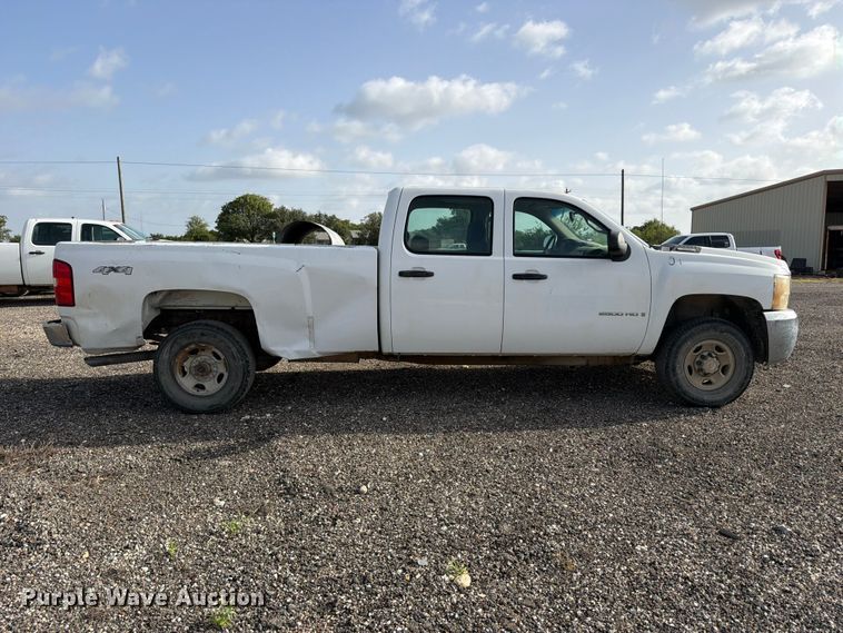 image for item ED5350 2007 Chevrolet Silverado 2500HD Crew Cab pickup truck