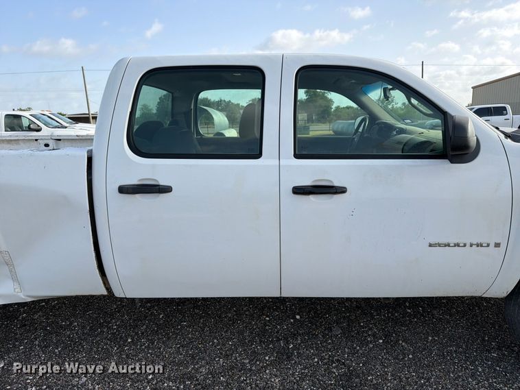 image for item ED5350 2007 Chevrolet Silverado 2500HD Crew Cab pickup truck