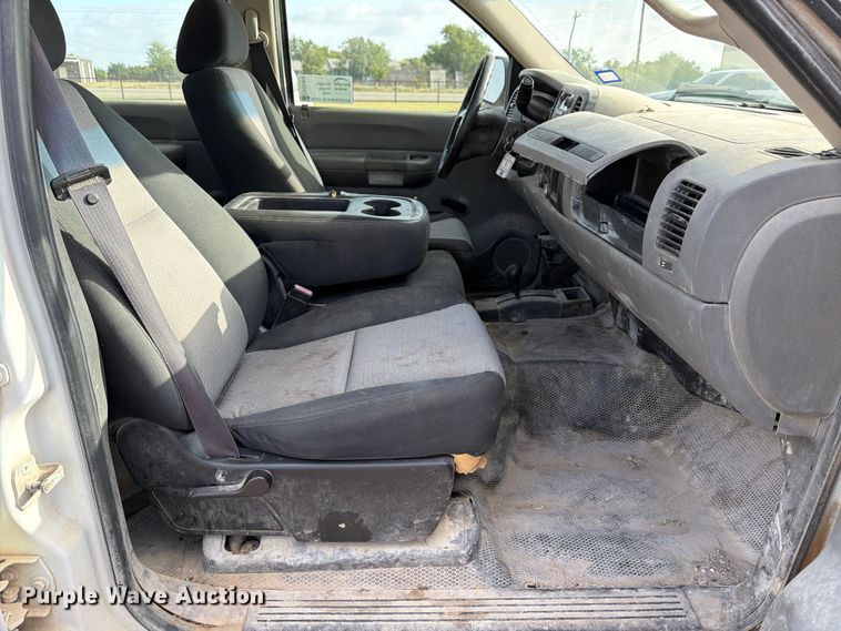 image for item ED5350 2007 Chevrolet Silverado 2500HD Crew Cab pickup truck