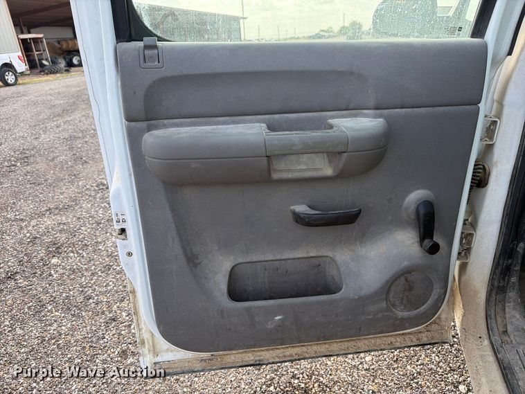 image for item ED5350 2007 Chevrolet Silverado 2500HD Crew Cab pickup truck