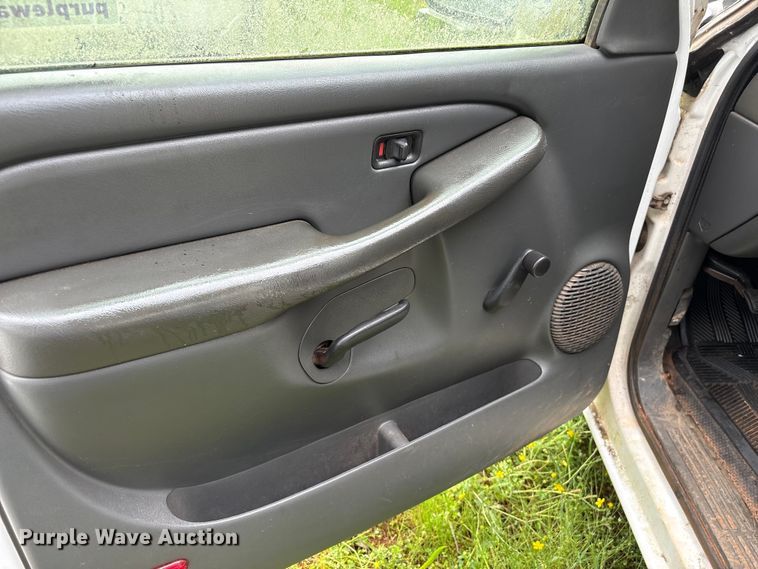 image for item EF1123 2003 Chevrolet Silverado 1500 pickup truck