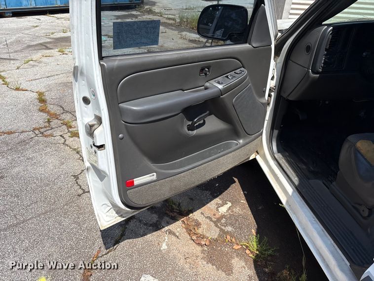 image for item EF1131 2005 Chevrolet Silverado 1500 Ext. Cab pickup truck