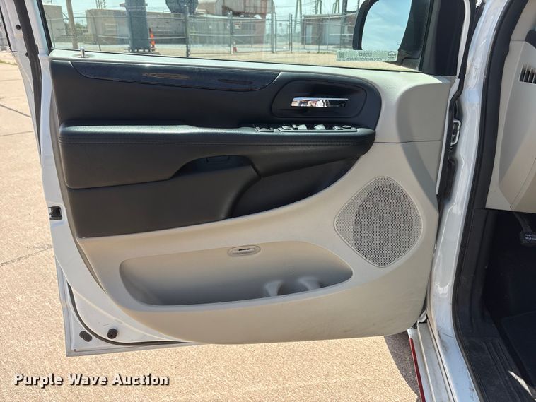 image for item EI5842 2018 Dodge Grand Caravan van