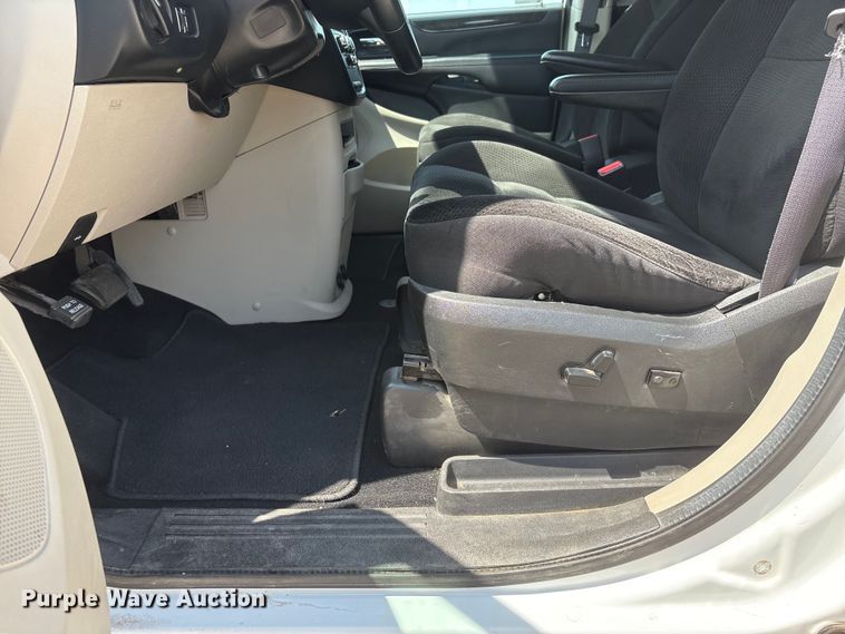 image for item EI5842 2018 Dodge Grand Caravan van