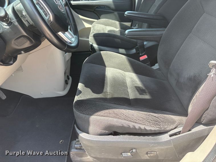 image for item EI5842 2018 Dodge Grand Caravan van