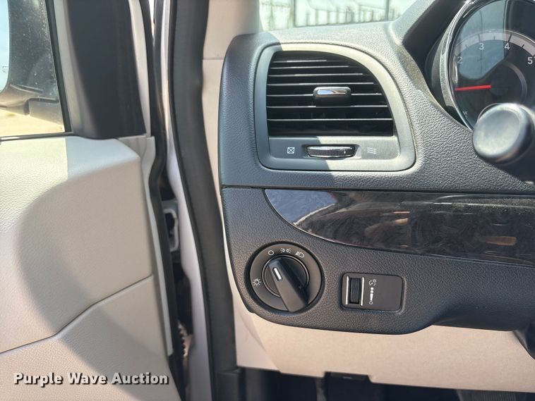 image for item EI5842 2018 Dodge Grand Caravan van