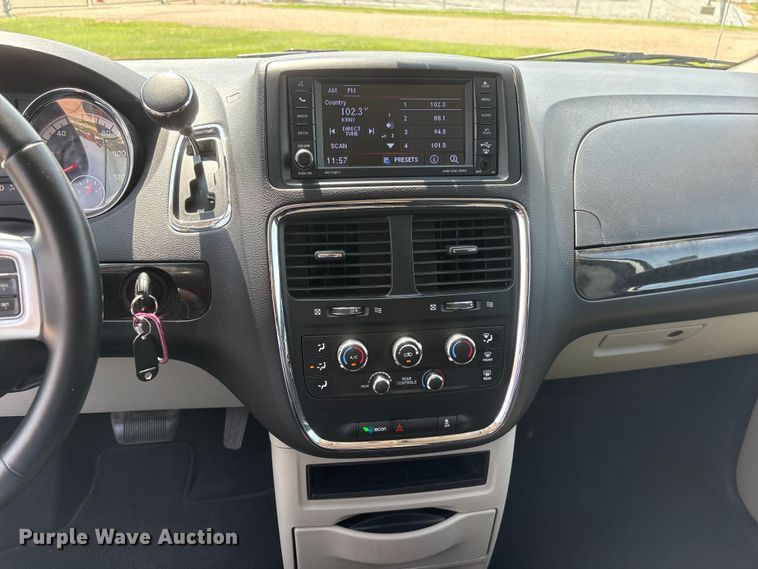 image for item EI5842 2018 Dodge Grand Caravan van
