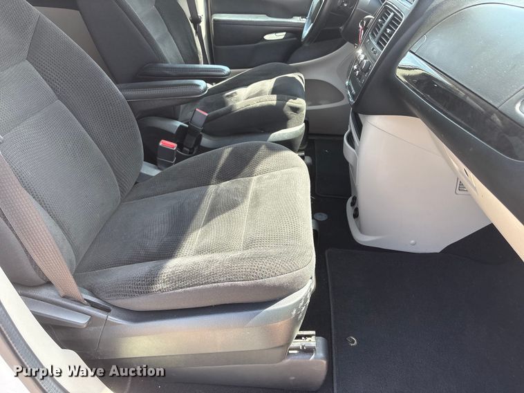 image for item EI5842 2018 Dodge Grand Caravan van
