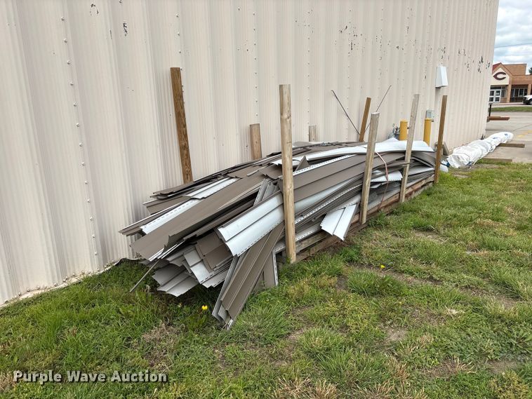 image for item EI5912 Approximately (20) pieces of vinyl siding