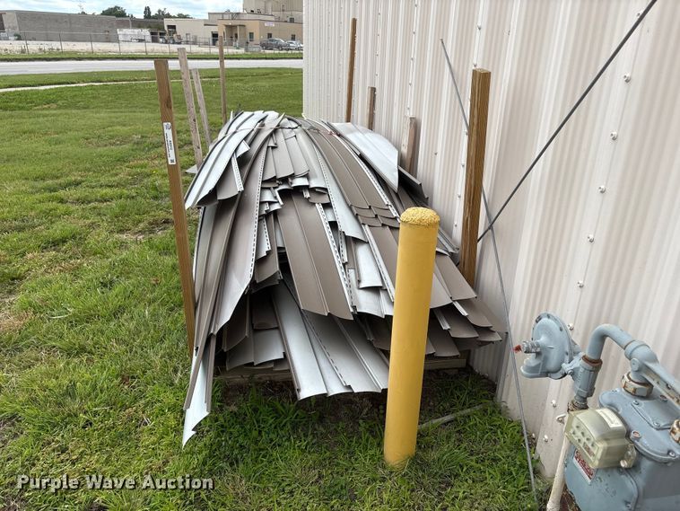 image for item EI5912 Approximately (20) pieces of vinyl siding
