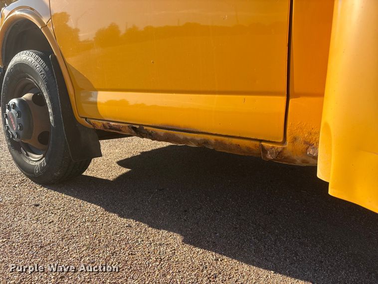 image for item EI5913 2001 GMC Savana school bus