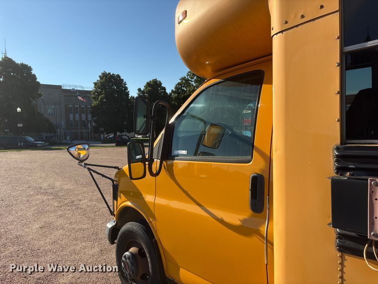 image for item EI5913 2001 GMC Savana school bus