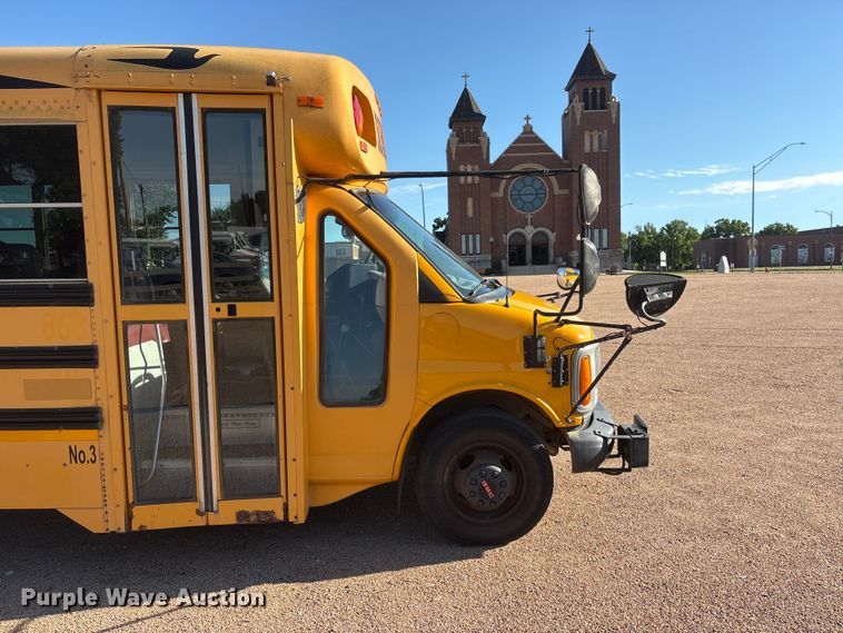 image for item EI5913 2001 GMC Savana school bus