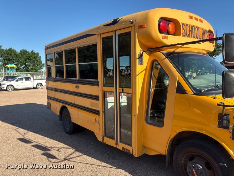 image for item EI5913 2001 GMC Savana school bus