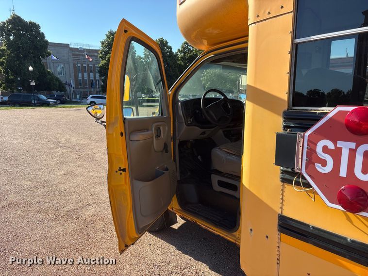 image for item EI5913 2001 GMC Savana school bus