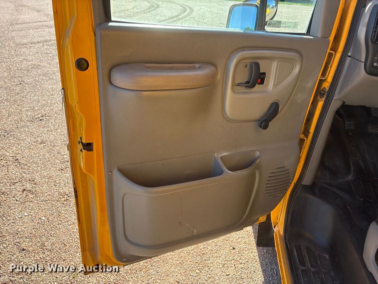 image for item EI5913 2001 GMC Savana school bus