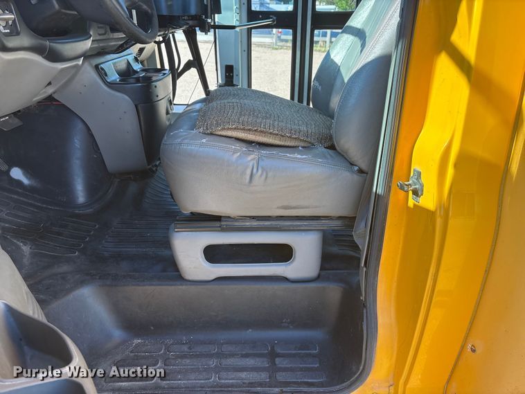 image for item EI5913 2001 GMC Savana school bus