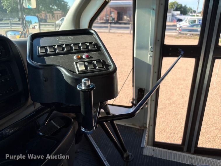 image for item EI5913 2001 GMC Savana school bus