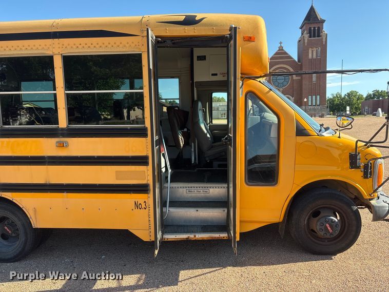 image for item EI5913 2001 GMC Savana school bus