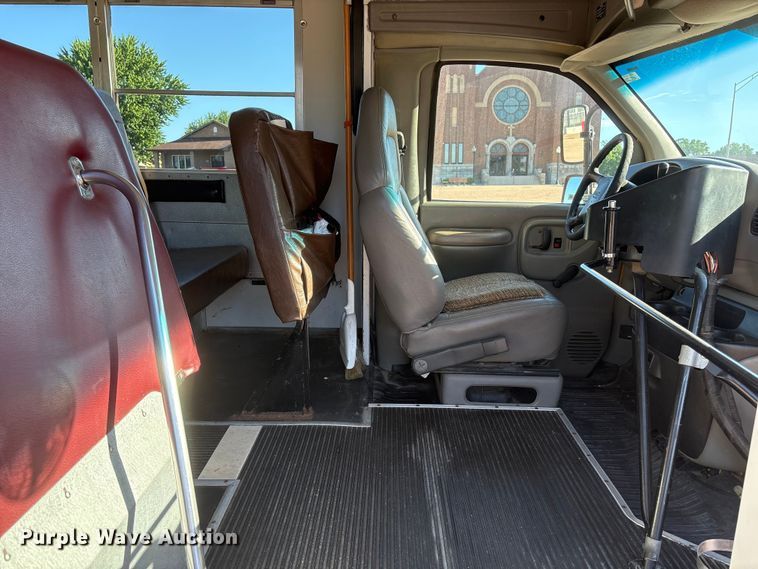image for item EI5913 2001 GMC Savana school bus