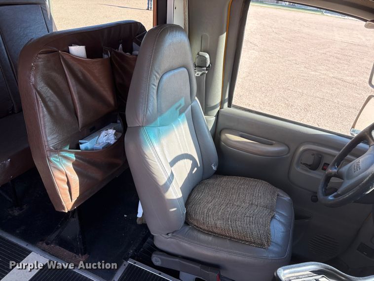image for item EI5913 2001 GMC Savana school bus