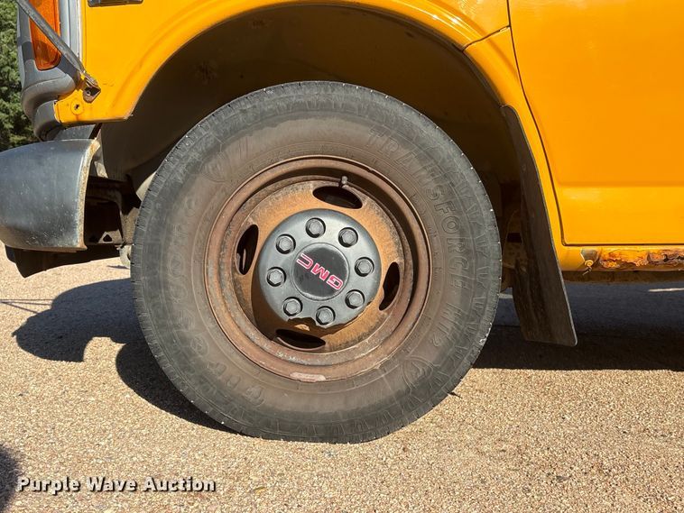 image for item EI5913 2001 GMC Savana school bus