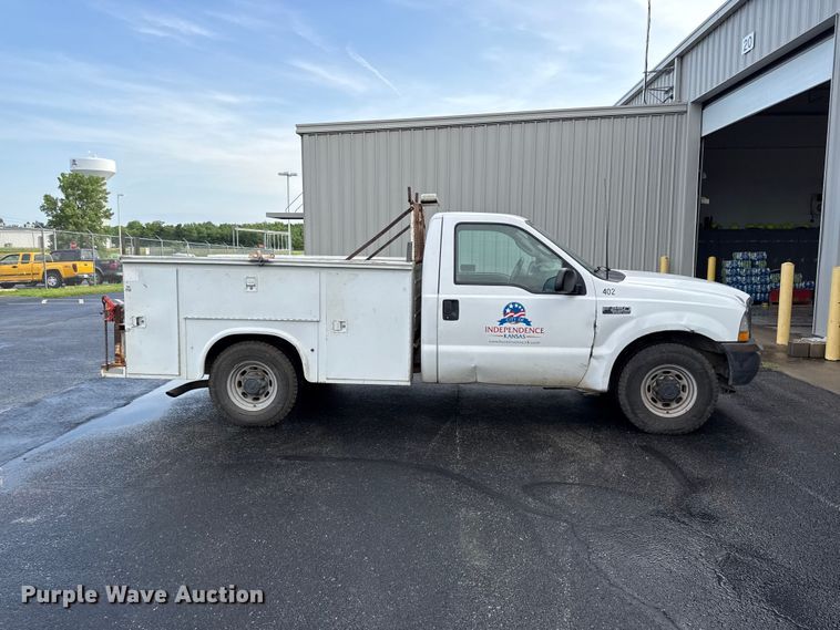 image for item EN0340 2003 Ford F250 Super Duty XL utility bed pickup truck