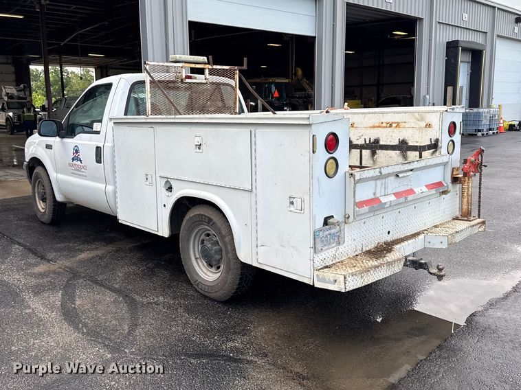 image for item EN0340 2003 Ford F250 Super Duty XL utility bed pickup truck