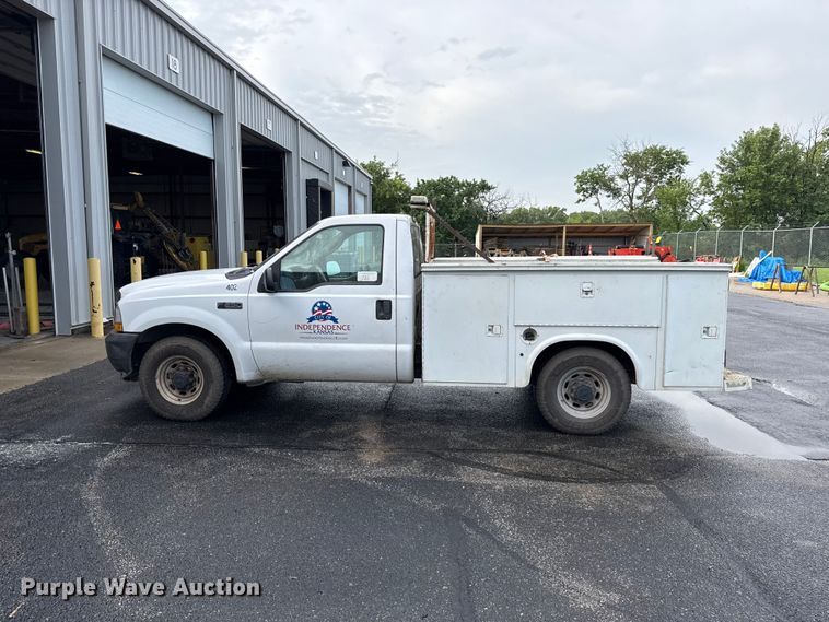 image for item EN0340 2003 Ford F250 Super Duty XL utility bed pickup truck