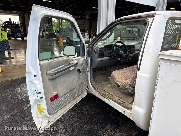 image for item EN0340 2003 Ford F250 Super Duty XL utility bed pickup truck