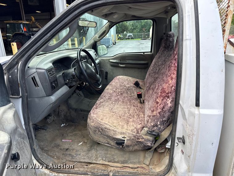 image for item EN0340 2003 Ford F250 Super Duty XL utility bed pickup truck