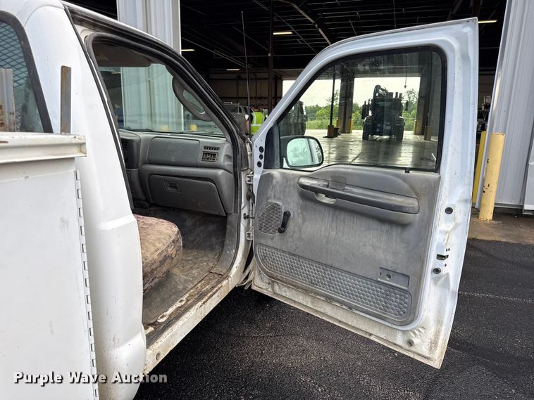 image for item EN0340 2003 Ford F250 Super Duty XL utility bed pickup truck