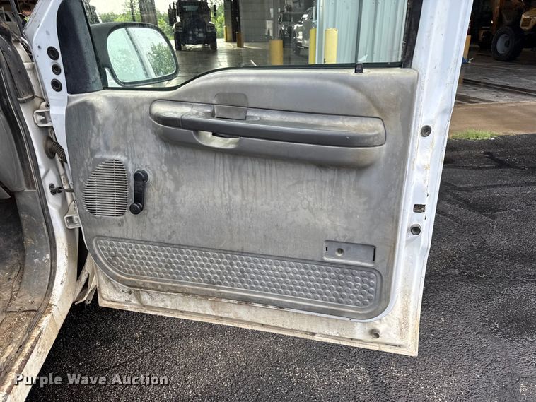 image for item EN0340 2003 Ford F250 Super Duty XL utility bed pickup truck