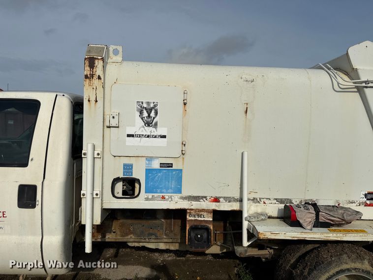 image for item EN0342 2000 Ford F450 Super Duty XL refuse truck